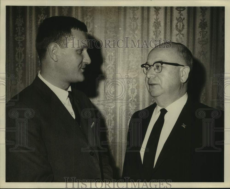 Load image into Gallery viewer, 1968 Press Photo Pastor Fritz Winckelmann with Karl Paschke at Seamans House

