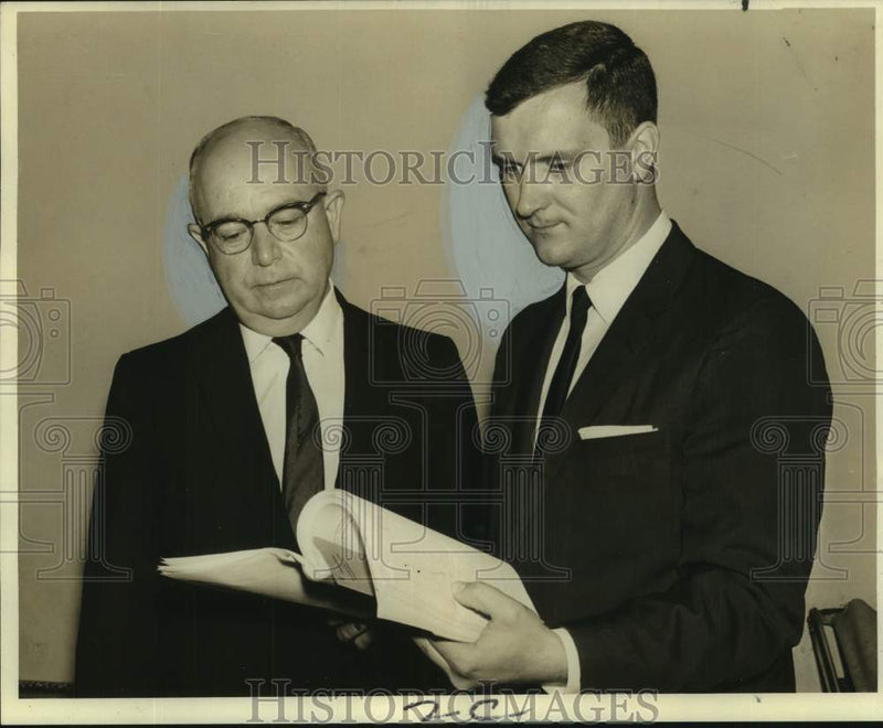 Load image into Gallery viewer, 1967 Press Photo Fritz Winckelmann, Karl Paschke view German seamen house plans
