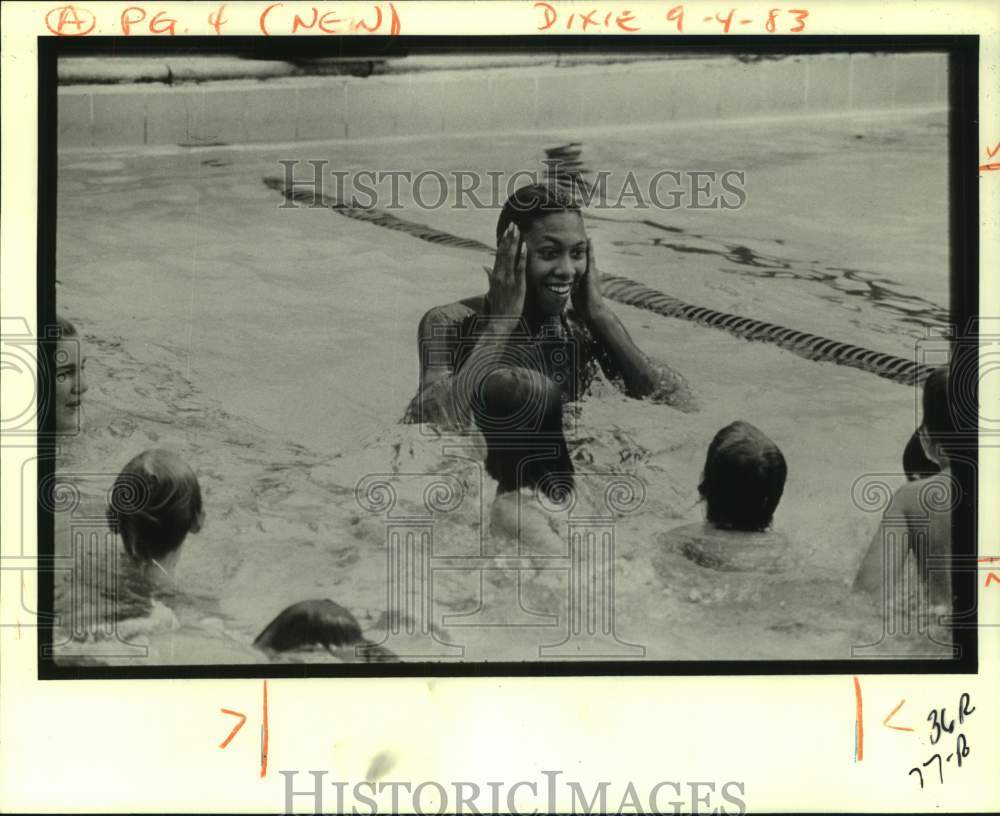 1983 Press Photo Susan Winchester with day camp 3-year-old swimming class.- Historic Images