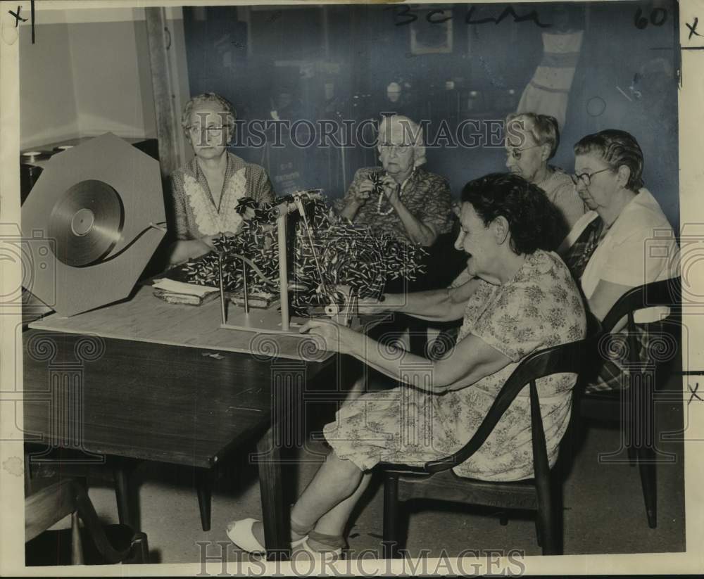 1964 Press Photo Willow Wood residents make gift wrapping bows - noc46980