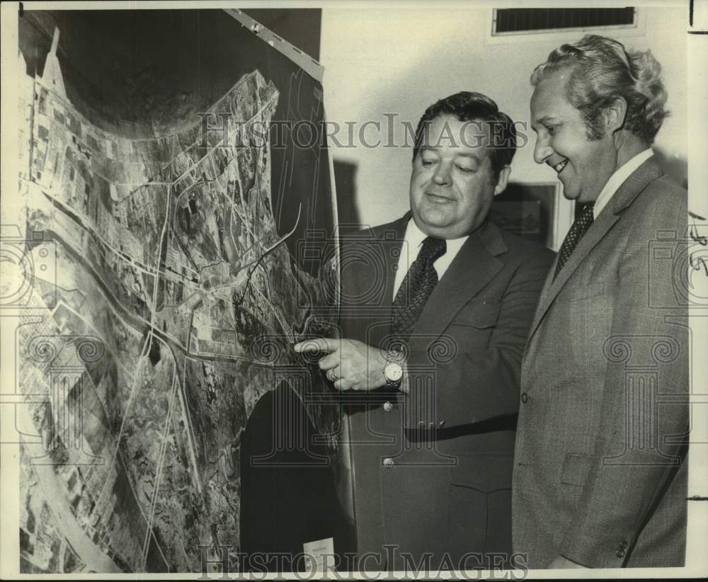 1972 Press Photo Mayor Moon Landrieu And Toddie Lee Wynne Jr. Show Housing Plans