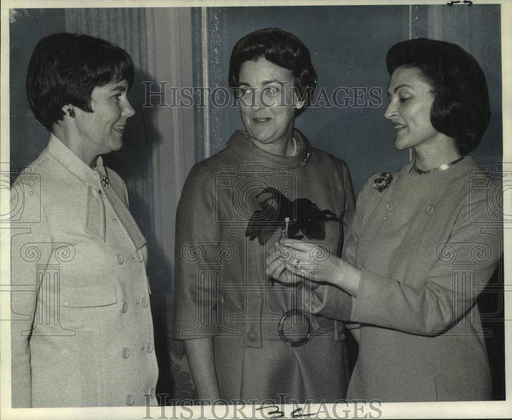 1969 Press Photo Mrs. Robert Whittaker Jr. confers with other ladies - noc47035