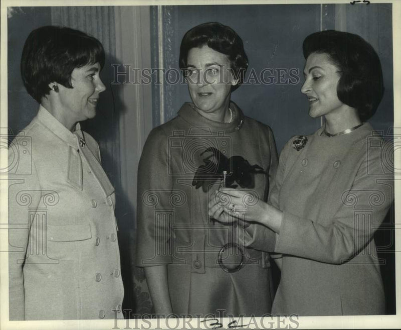 Load image into Gallery viewer, 1969 Press Photo Mrs. Robert Whittaker Jr. confers with other ladies - noc47035
