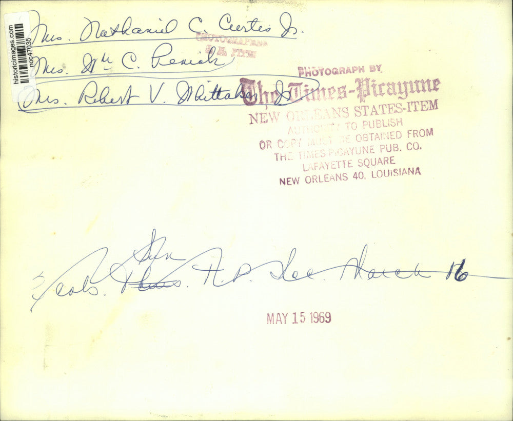 1969 Press Photo Mrs. Robert Whittaker Jr. confers with other ladies - noc47035