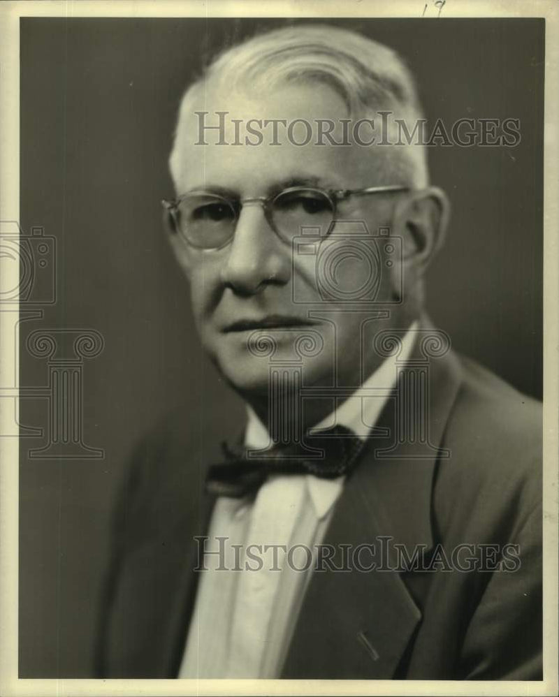 Load image into Gallery viewer, 1953 Press Photo R.F. Wills to succeed F.W. Hopkins as head of Southern Pacific

