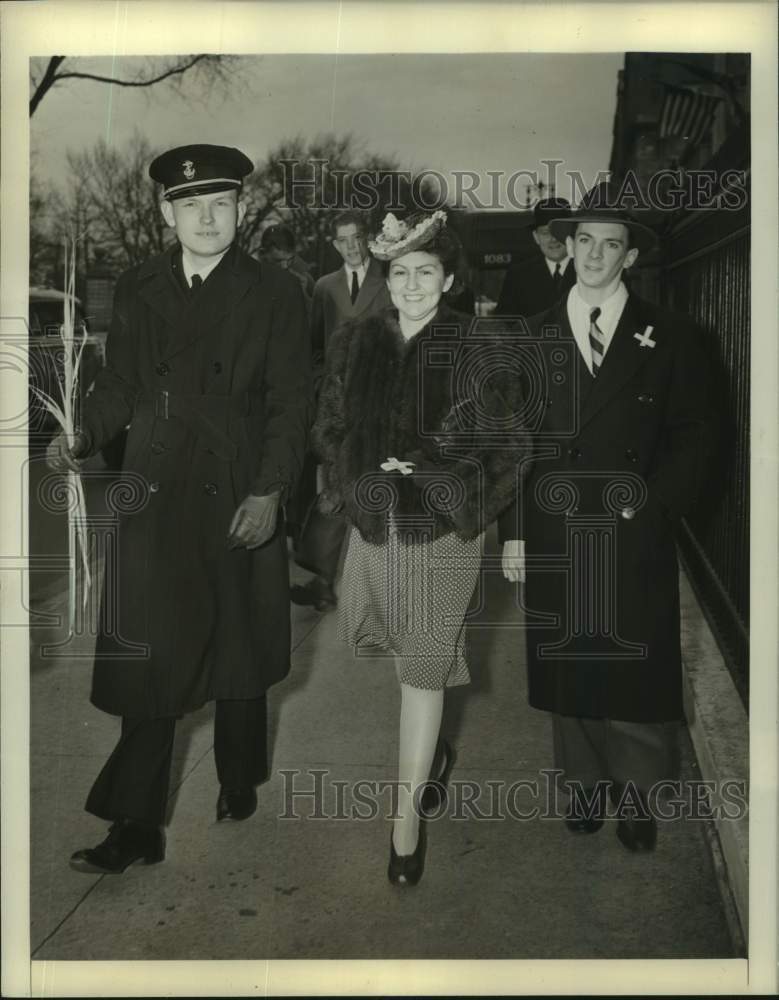 1942 Press Photo Midshipman Phillip Willkie attends Palm services with friends.