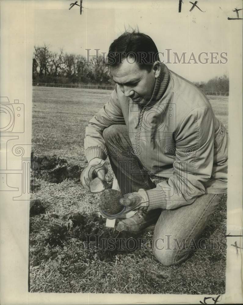 1963 Press Photo Archeologist Rex Wilson studies artifacts - noc47143