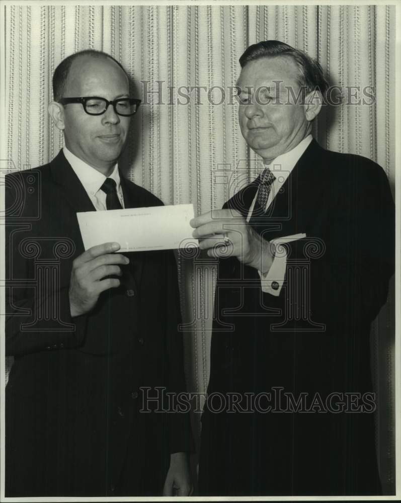 Load image into Gallery viewer, 1969 Press Photo Jerry P. Simpson receives check from Chancellor Homer L. Hitt
