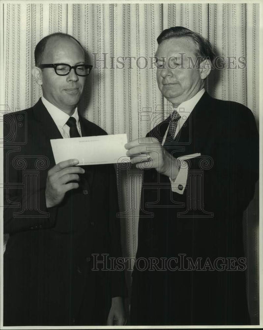 1969 Press Photo Jerry P. Simpson receives check from Chancellor Homer L. Hitt