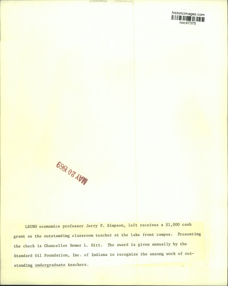 1969 Press Photo Jerry P. Simpson receives check from Chancellor Homer L. Hitt