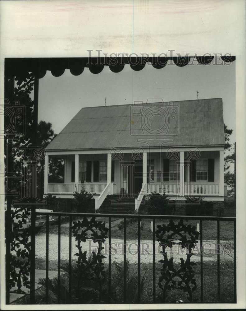 Load image into Gallery viewer, 1966 Press Photo Mrs. Wright spent her own money to renovate this cottage.
