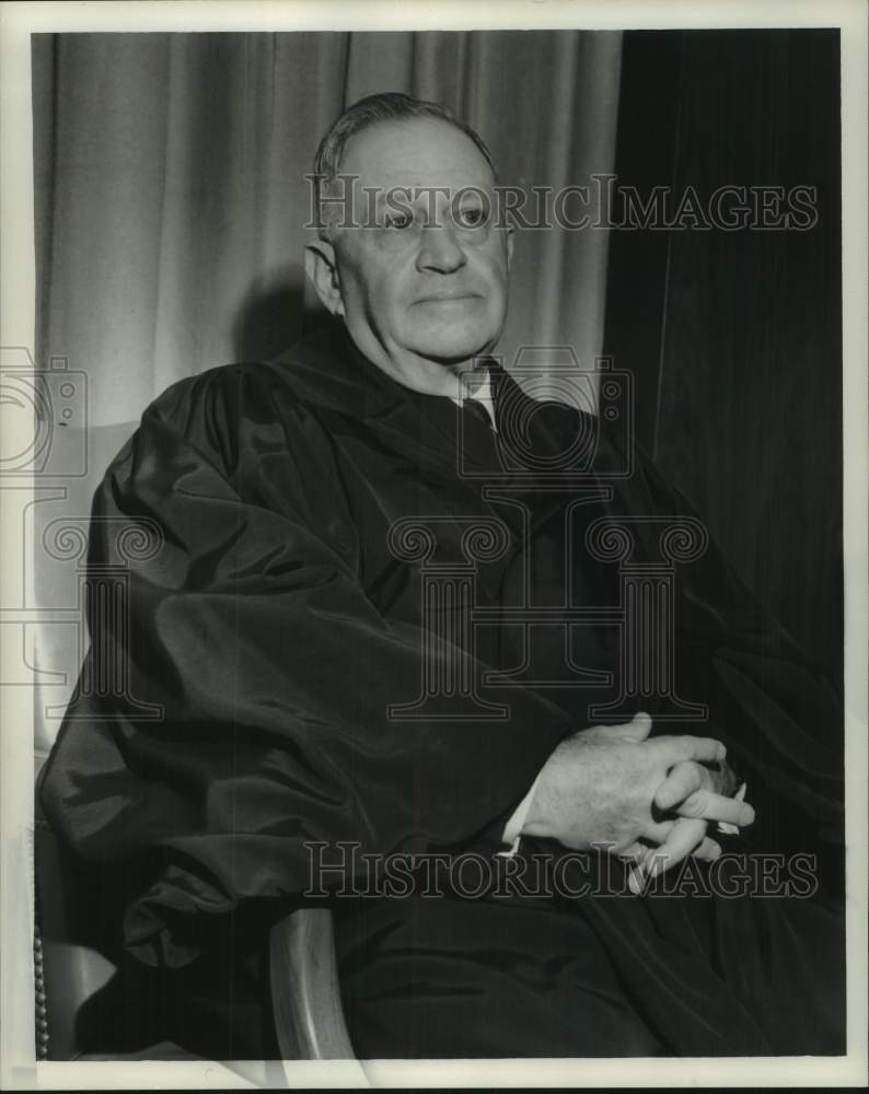 Load image into Gallery viewer, 1960 Press Photo Judge Louis H. Yarrut - noc47455
