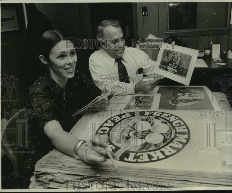Load image into Gallery viewer, 1977 Press Photo Couple display French Market posters. - noc47608
