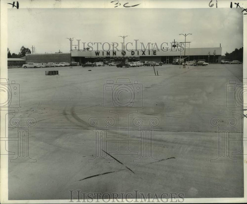 Load image into Gallery viewer, 1960 Press Photo Parking area of new Winn-Dixie food store at 9166 Chef Menteur
