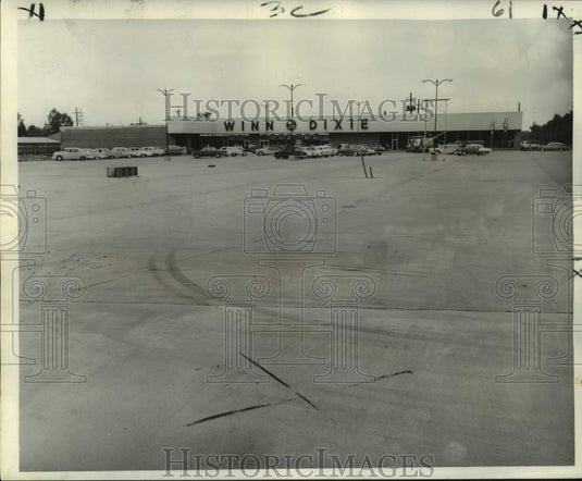 1960 Press Photo Parking area of new Winn-Dixie food store at 9166 Chef Menteur