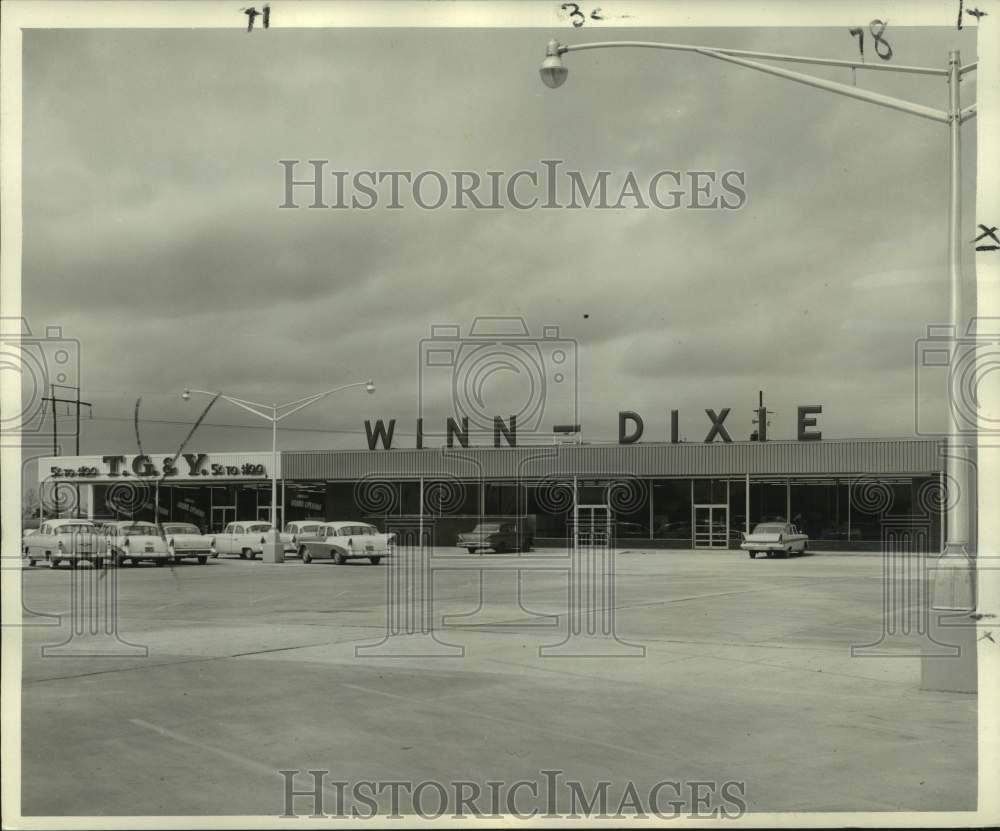 1959 Press Photo Streetview of the Winn-Dixie supermarket in Riverlands Center.