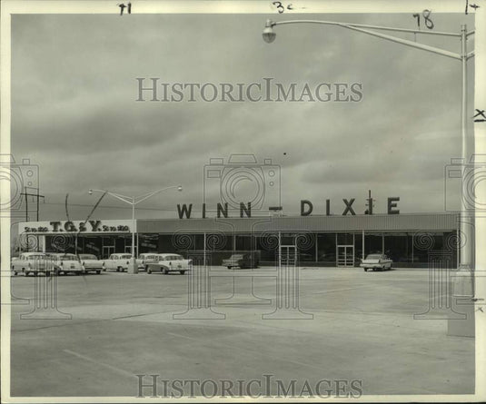 1959 Press Photo Streetview of the Winn-Dixie supermarket in Riverlands Center.