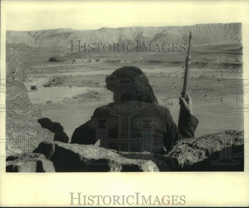 Load image into Gallery viewer, 1968 Press Photo Royalist Sentry Guard in Yemeni Desert Guards Mountain Bluff
