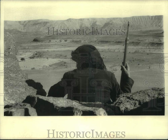 1968 Press Photo Royalist Sentry Guard in Yemeni Desert Guards Mountain Bluff
