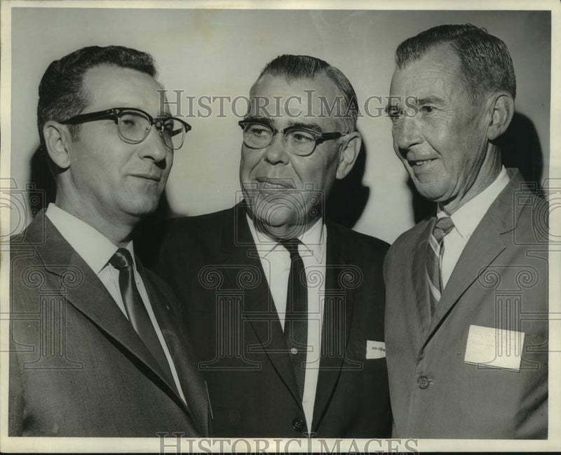 Load image into Gallery viewer, 1966 Press Photo Credit Union League - James Villneuve and Other Officers
