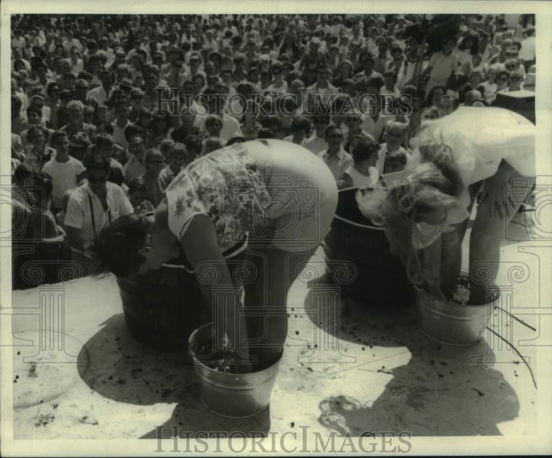 Load image into Gallery viewer, 1967 Press Photo California-Grape stompers wash feet in water buckets wine fest
