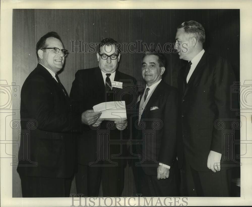 1968 Press Photo Charles Wicks with businessmen look over documents - noc47907