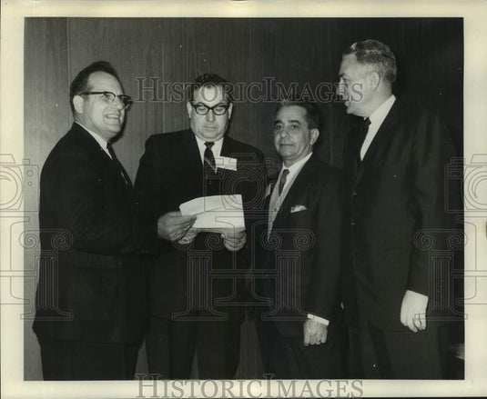 1968 Press Photo Charles Wicks with businessmen look over documents - noc47907