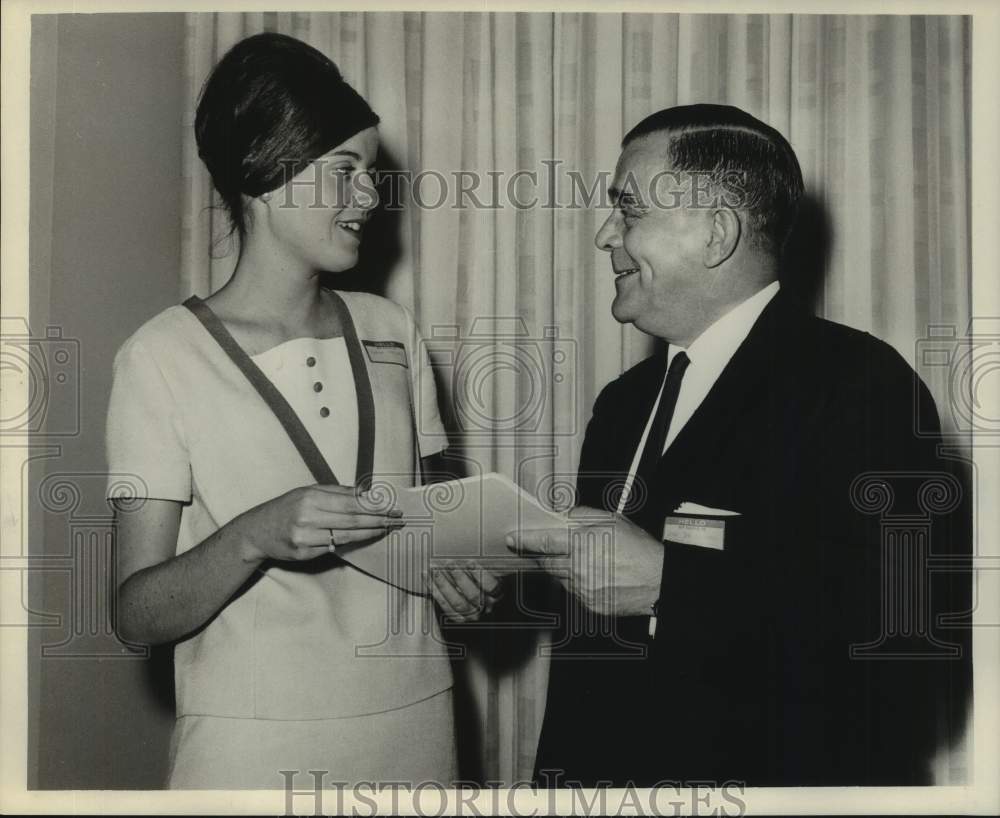 1965 Press Photo Lynne Angar with Dr. Leon Dmochowski - noc47988