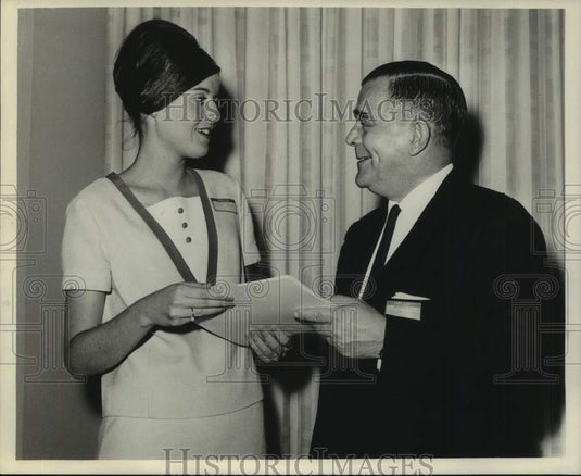 1965 Press Photo Lynne Angar with Dr. Leon Dmochowski - noc47988