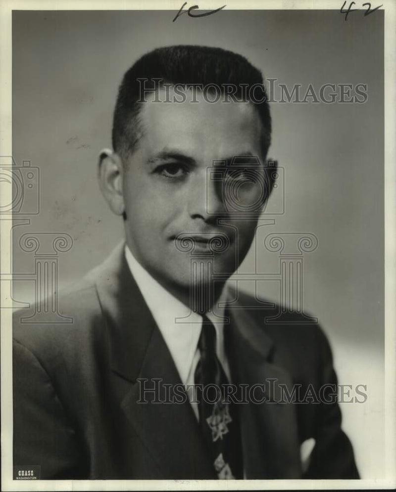 Load image into Gallery viewer, 1960 Press Photo Alvin Shapiro of American Merchant Marine Institute - noc48096
