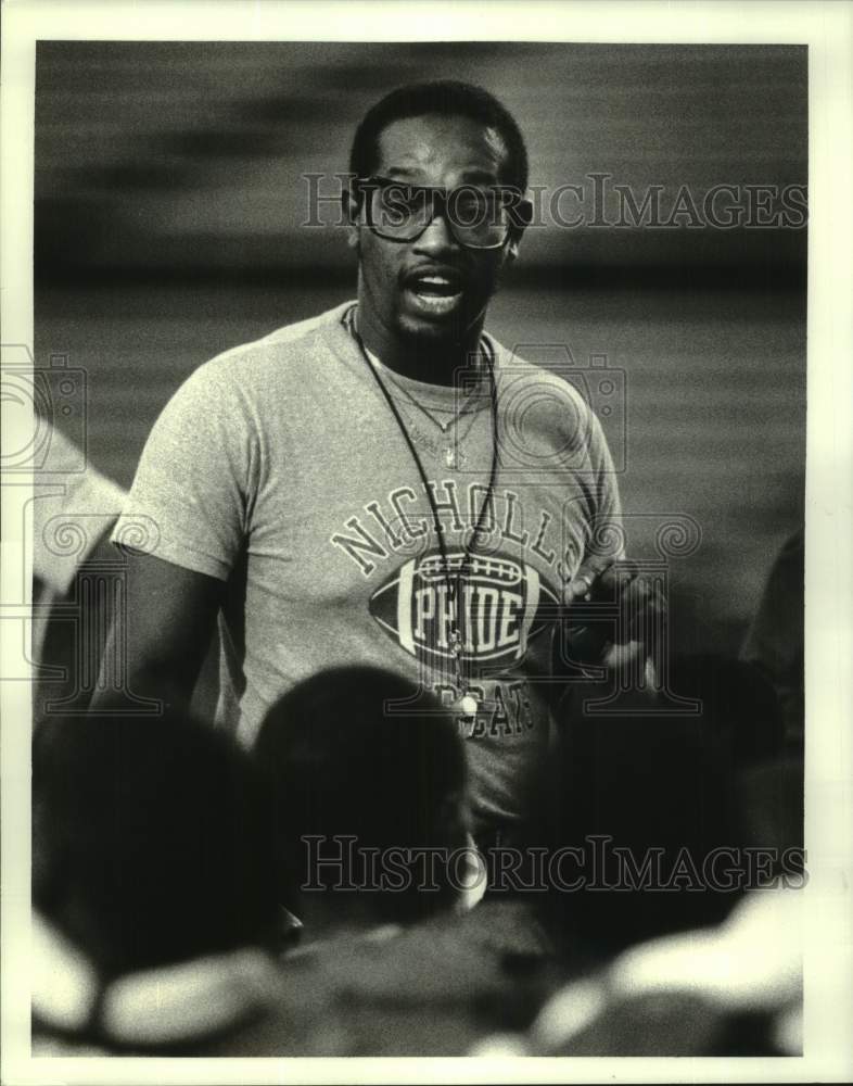 1985 Press Photo Nicholls High Football Michael Sims talks to Team Members- Historic Images