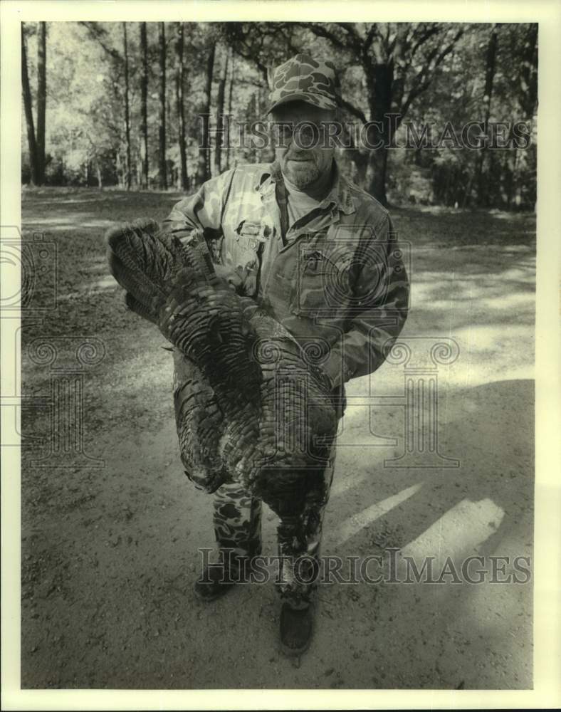 1985 Press Photo Bob Witte Shows Turkey He Hunted and Shot in Tangipahoa Parish- Historic Images