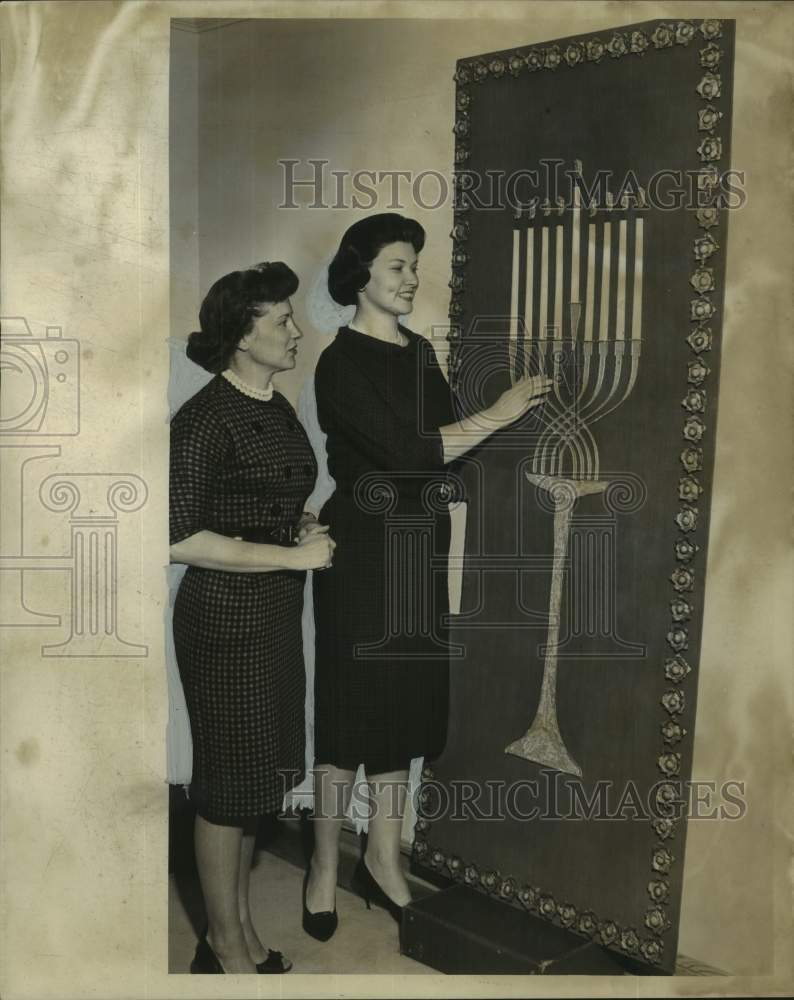 Load image into Gallery viewer, 1962 Press Photo Mrs. Peter Giarusso &amp; Mrs. Ralph Lupin, admiring Chanukah door.
