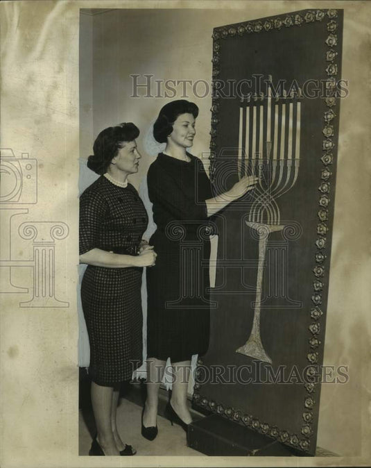 1962 Press Photo Mrs. Peter Giarusso & Mrs. Ralph Lupin, admiring Chanukah door.