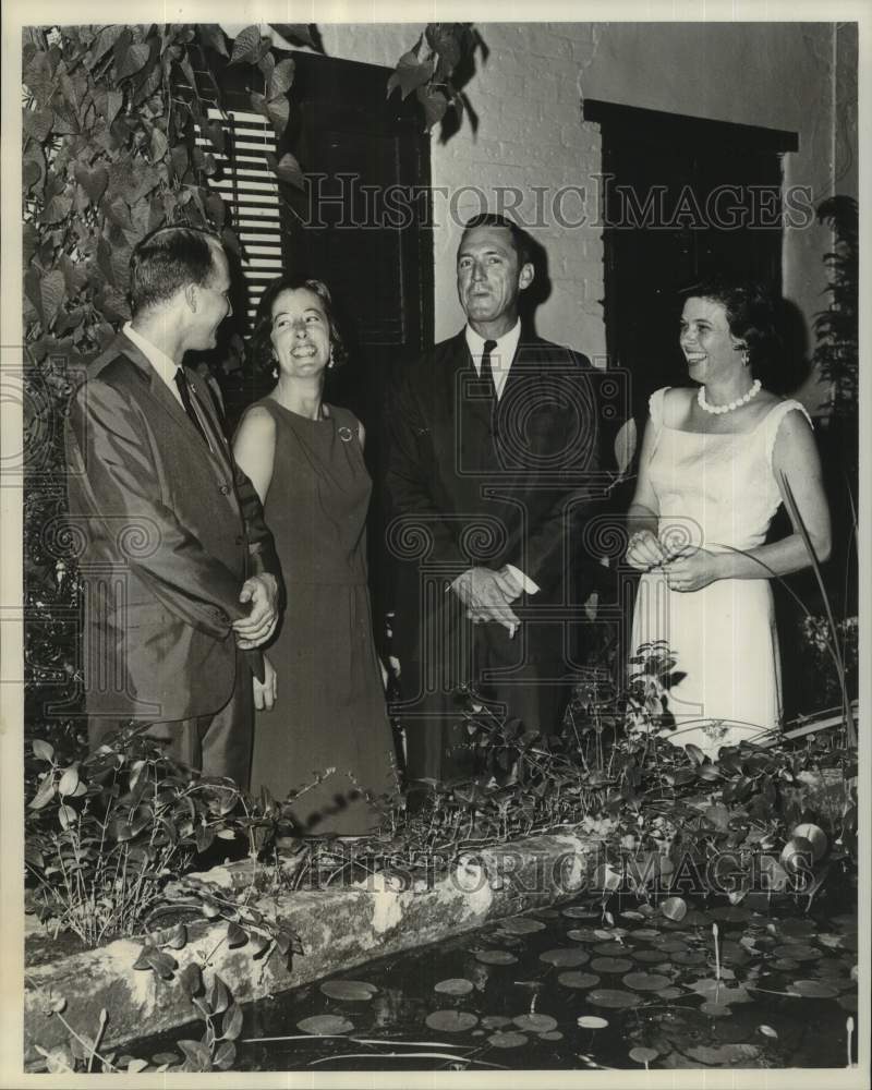 1964 Press Photo Dr. and Mrs. Ewin and The Harvey Windes chat at event