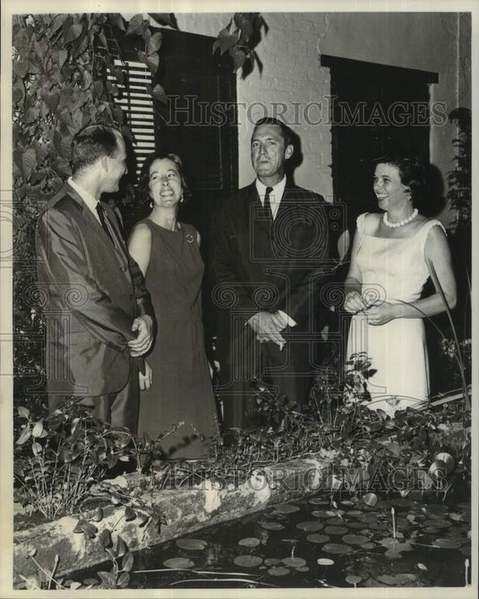1964 Press Photo Dr. and Mrs. Ewin and The Harvey Windes chat at event