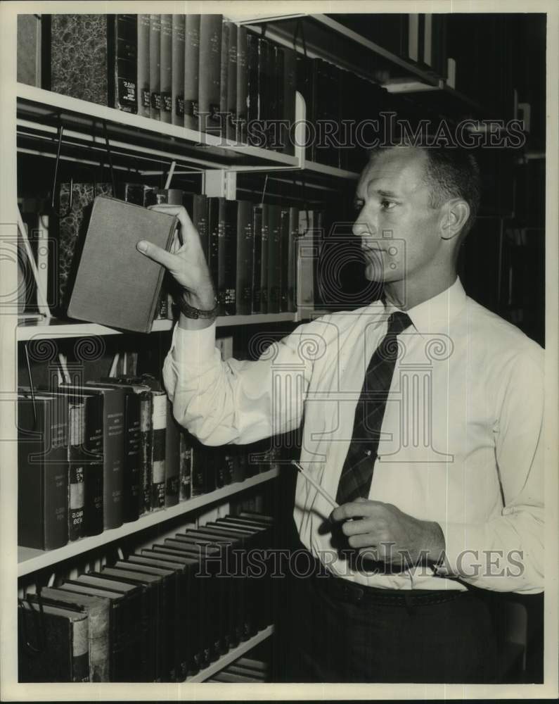 Load image into Gallery viewer, 1960 Press Photo Roland Wingfield former Broadway dancer becomes student
