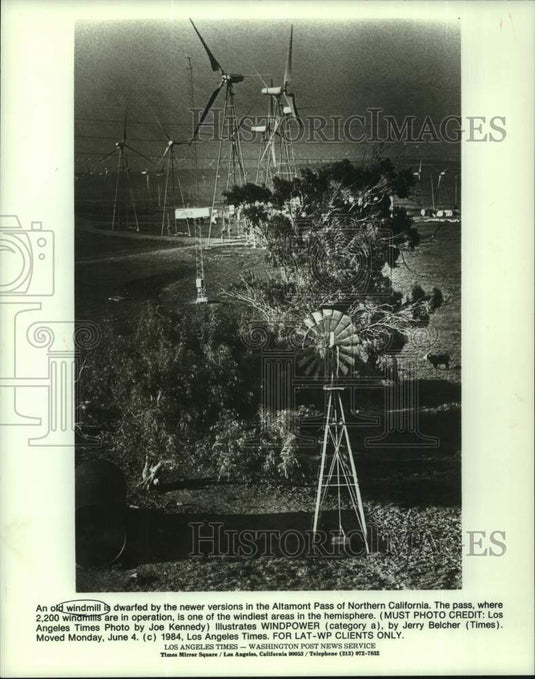 1984 Press Photo Old windmill dwarfed by newer version in Altamont Pass- Historic Images