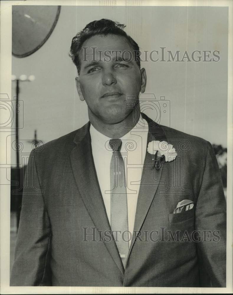Load image into Gallery viewer, 1966 Press Photo Harahan's Mayor Freddie Wilcox inauguration. - noc48480
