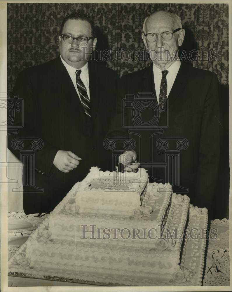 Load image into Gallery viewer, 1965 Press Photo Judge P.E. Yates and Dr. Frank C. Laubach prepare to cut cake
