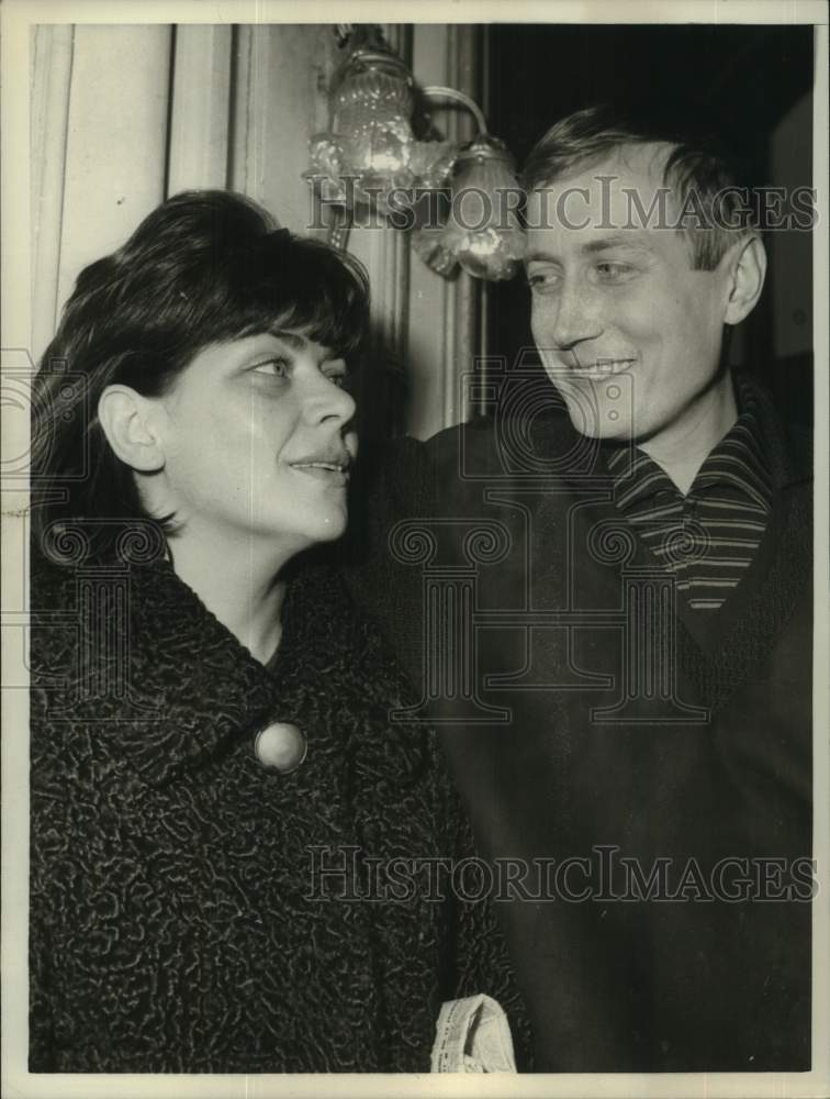 1963 Press Photo Yevgeni Yevtushenko, Poet with Woman in Portrait - noc48618