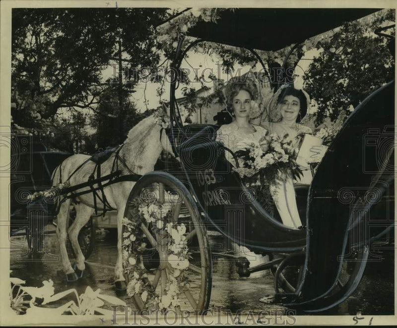 Load image into Gallery viewer, 1967 Press Photo Mrs. Arnaud Milner, Mrs. Germaine Cazenave Wells in Parade
