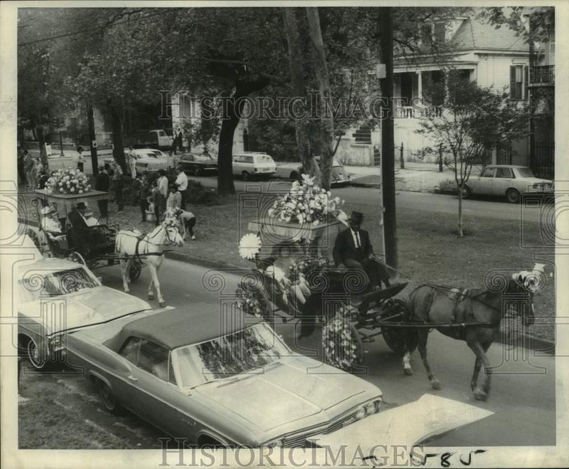 Load image into Gallery viewer, 1969 Press Photo Easter Parade on Esplanade Avenue, French Quarter, New Orleans
