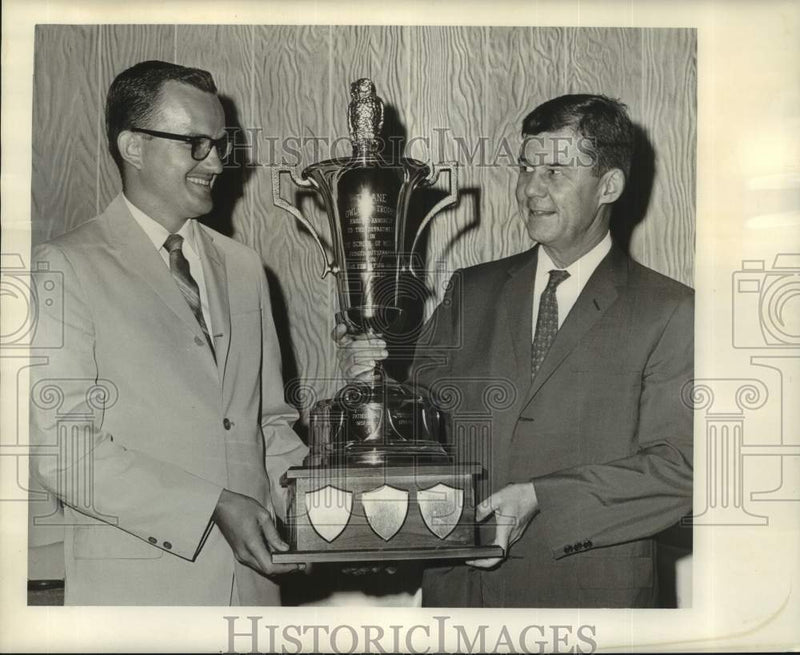 Load image into Gallery viewer, 1965 Press Photo Owl Club of Tulane University - Rod Yeager and Dr. Norman Woody
