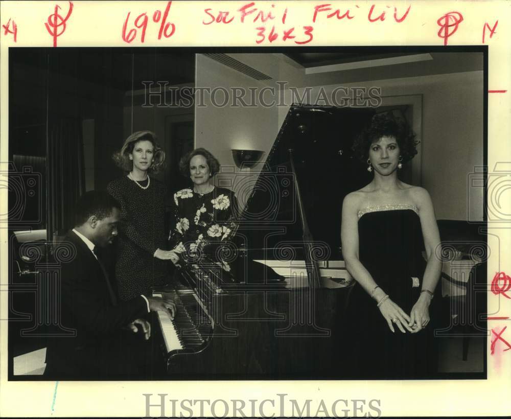 1990 Press Photo Angel Ball - Moses Hotan, Linda Wiener and Other Women at Piano- Historic Images