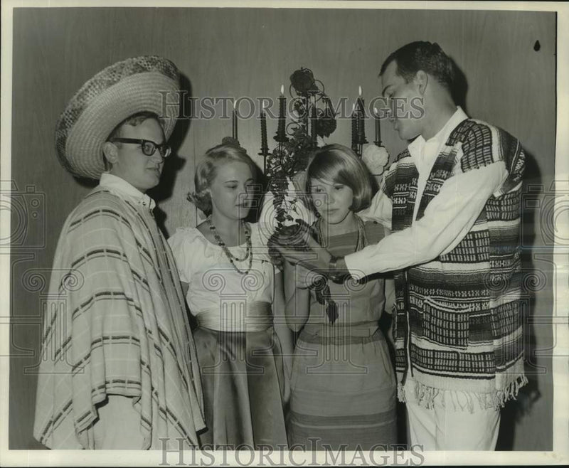Load image into Gallery viewer, 1965 Press Photo Carol York with other Mexican festival guests - noc48794
