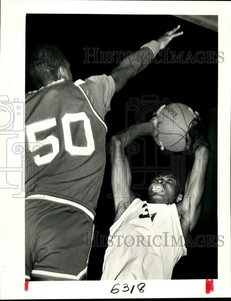 1988 Press Photo McDonogh player Dana Williams shoots basketball by Ehret player- Historic Images