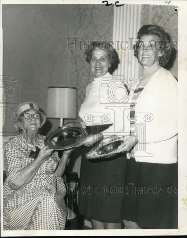 1969 Press Photo Mrs. L. R. Rolling &amp; Mrs. Bernard S. Lyon, Wilson Golf Winners- Historic Images