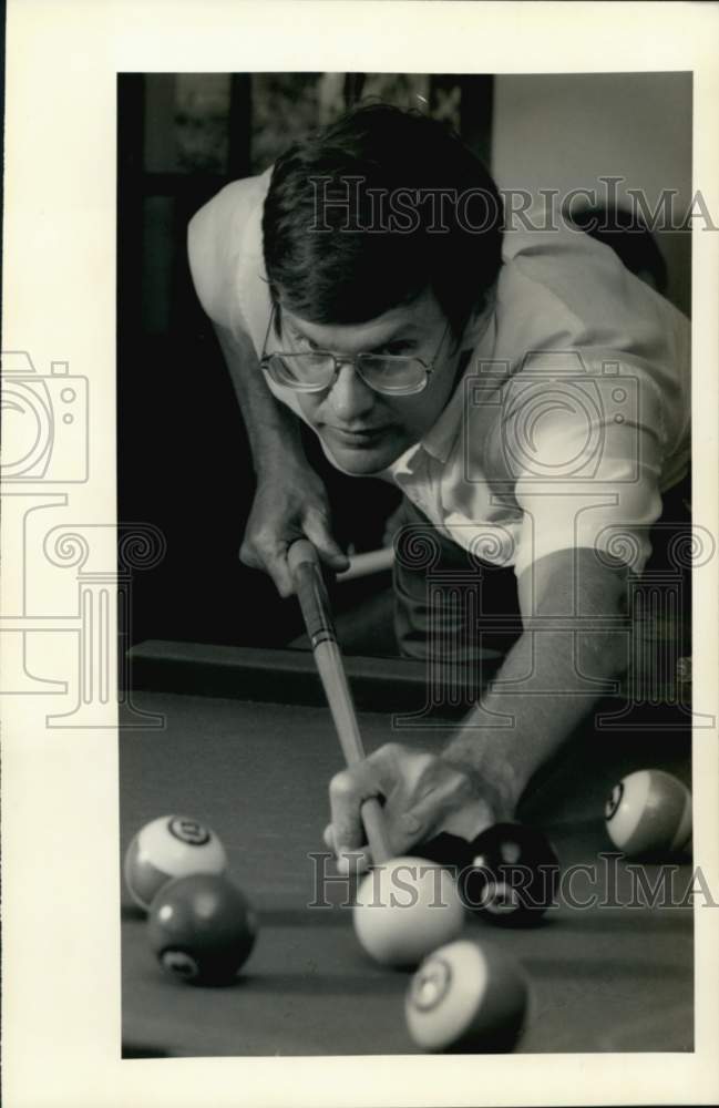 1990 Press Photo Dr. Bill Wells, pool expert, shoots pool at home - noc49249- Historic Images