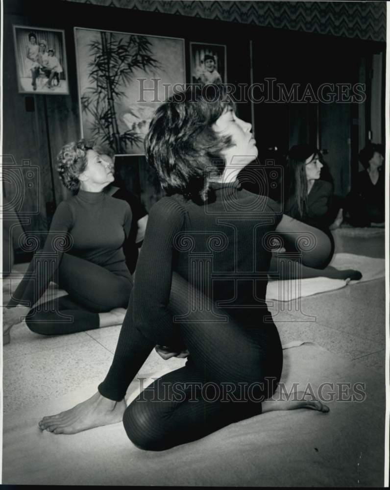 1975 Press Photo Nellie Weaver and Marti Mitchell practice in yoga class.- Historic Images